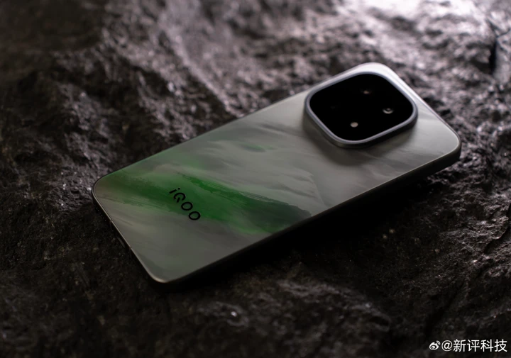 Всё, что известно про iQOO 15 Ultra: мощный ответ Red Magic 11 Pro+?