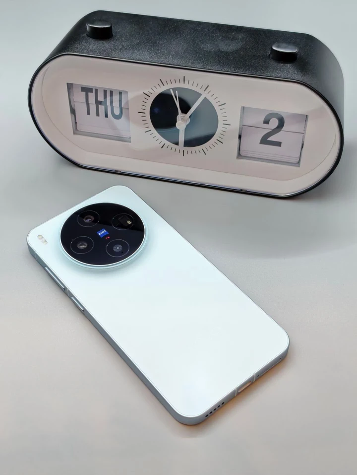 Все расцветки Vivo X300 раскрыты официальными постерами