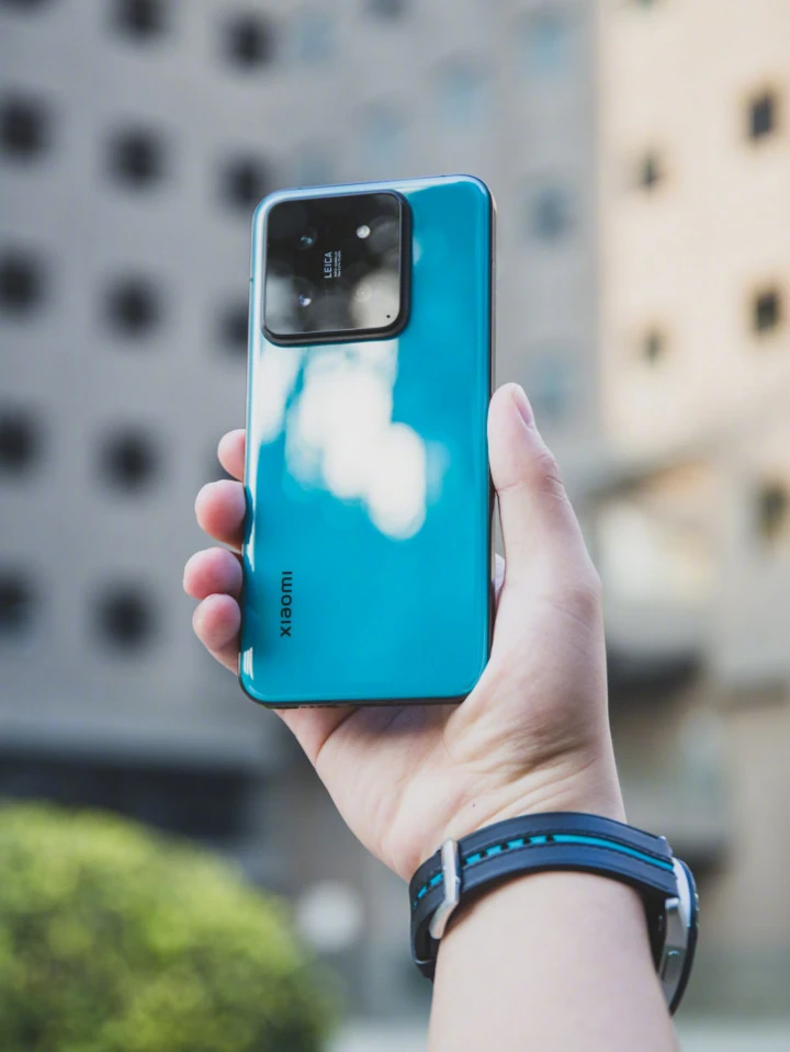 Xiaomi 14 и 14 Pro получили лимитированные издания в цветах Xiaomi SU7
