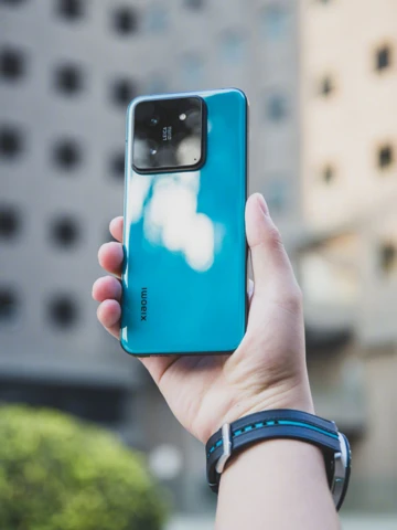 Xiaomi 14 и 14 Pro получили лимитированные издания в цветах Xiaomi SU7