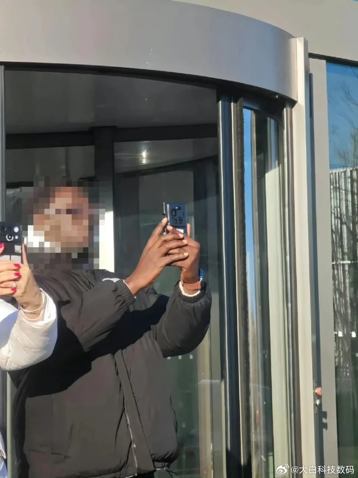 Xiaomi 17 Ultra засняли на улице до презентации