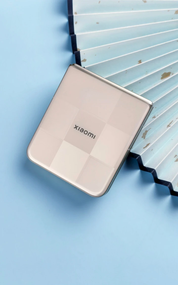 Xiaomi Mix Flip 2 уже красуется на студийных фото во всех расцветках