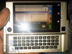 Фото дня: серебристый Motorola Calgary (Droid Devour)