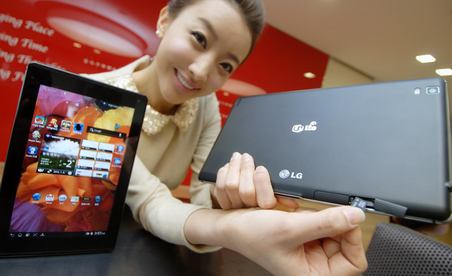 Pad lte. Планшет LG Optimus Pad. Корея планшет. Планшет LG UT LTE. Все фотографии планшетов фирмы LG.