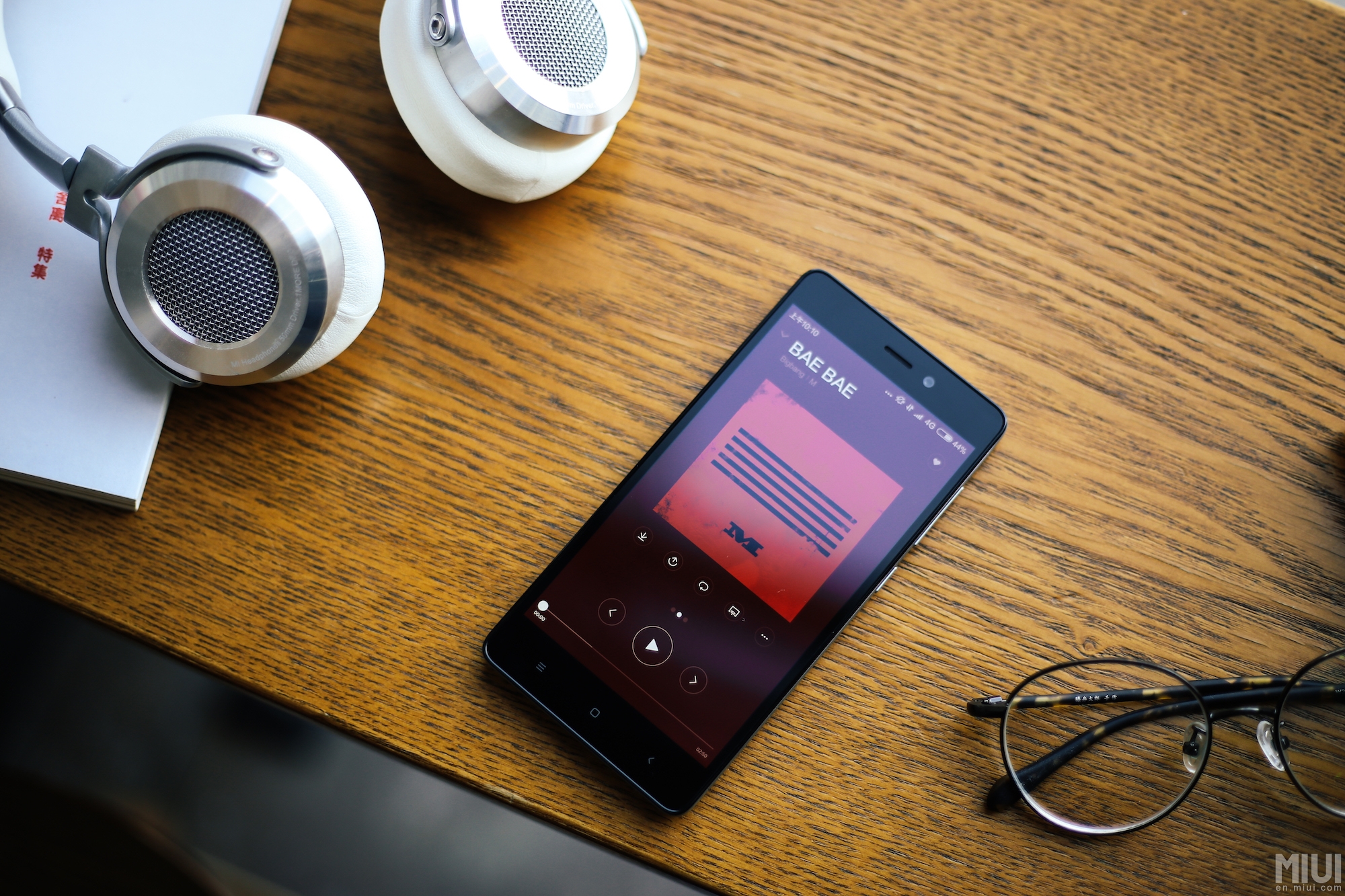 Звук видео xiaomi. Стол Xiaomi. Смартфон с громким динамиком. Смартфон с роликом громкости. Колонка Xiaomi Redmi 3.