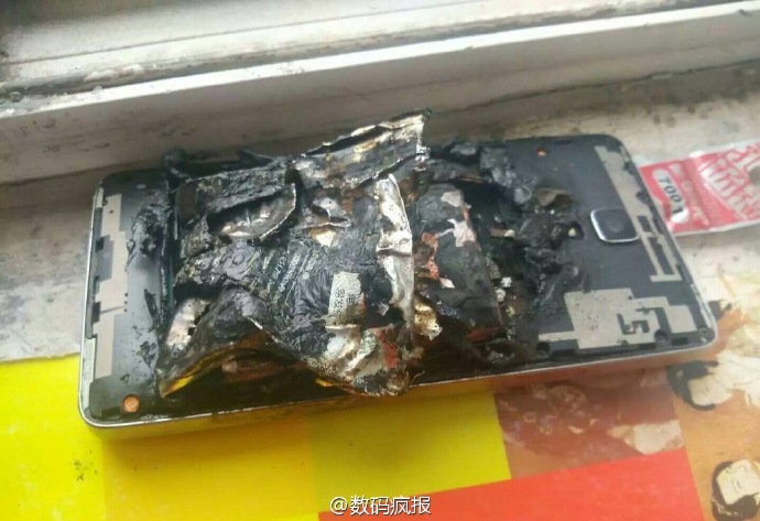 Xiaomi Mi4 взорвался на зарядке в китайской школе