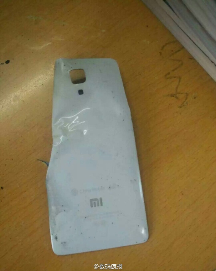 Xiaomi Mi4 взорвался на зарядке в китайской школе
