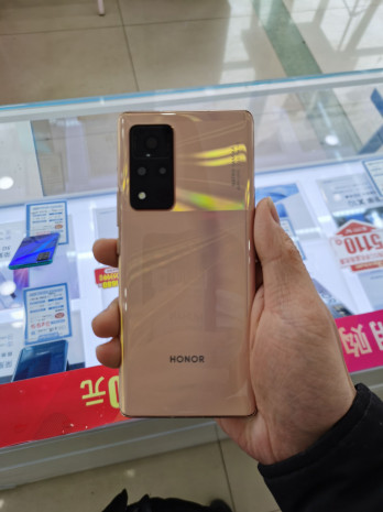 -      Honor V40  