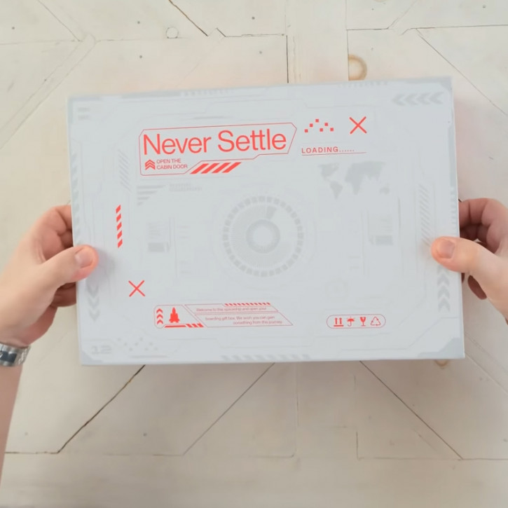 ВИДЕО: подарочный набор за предзаказ OnePlus 12 – что внутри?