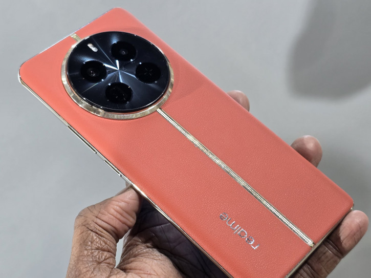 Спецверсия Realme 12 Pro+ в красном цвете показали на живых фото