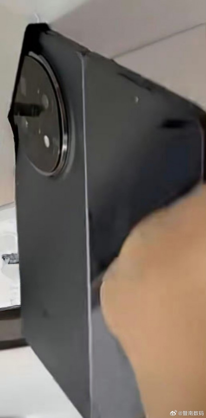 OPPO Find N5:       Find X8