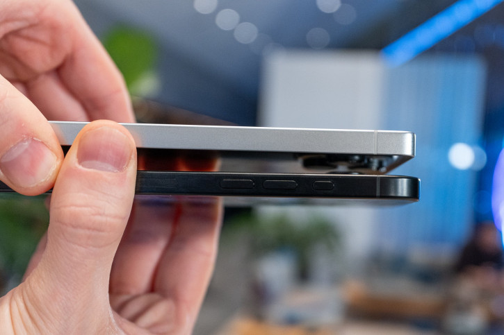 Galaxy S25 Ultra     S24 Ultra  iPhone 16 Pro Max