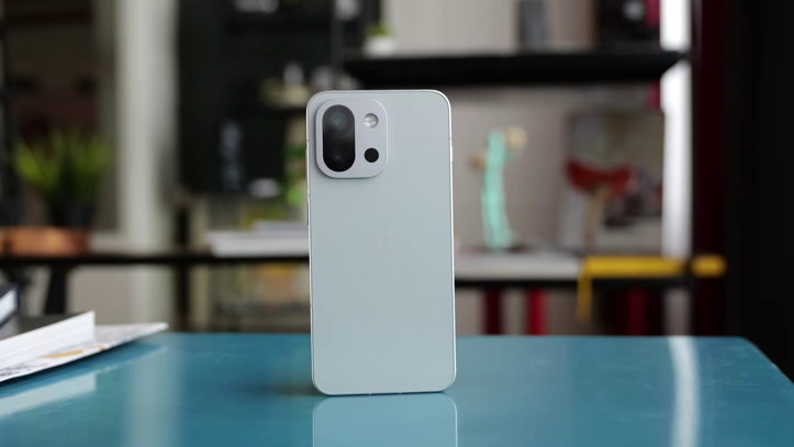 Портрет флагманского смартфона 2025 года: рекордные батареи и другие тренды