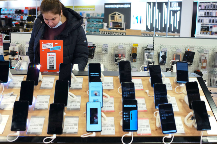 Рынок смартфонов России рухнул почти на 25% в 2025 году