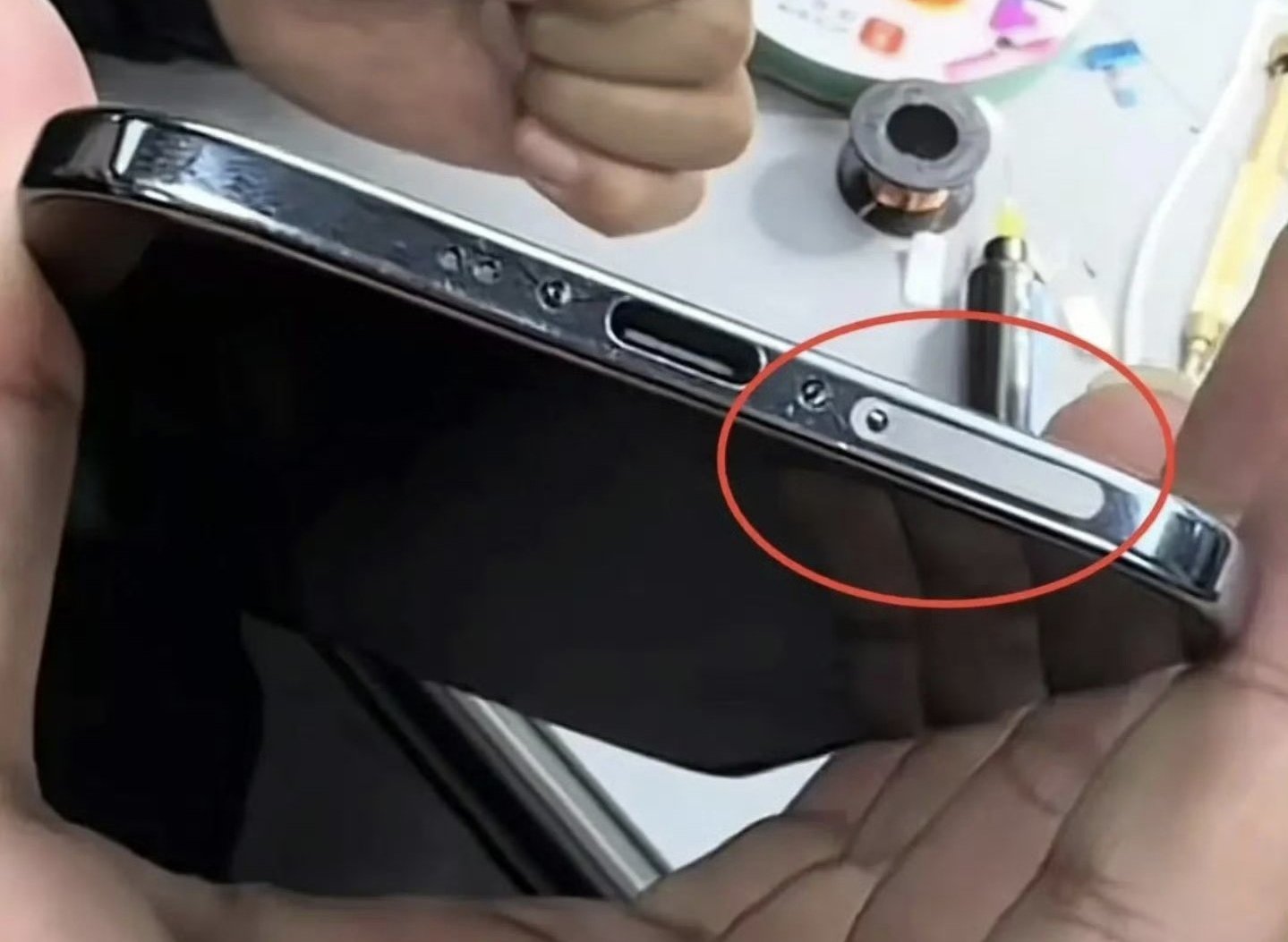 Китайские умельцы сделали iPhone Air со слотом под SIM-карту