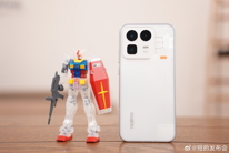 Realme Neo 8 во всех цветах уже красуется на студийных фото