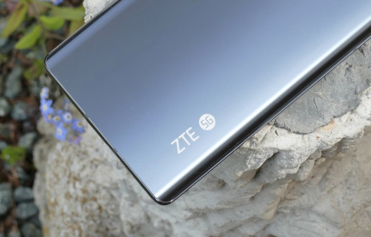 !    ZTE Axon 30   