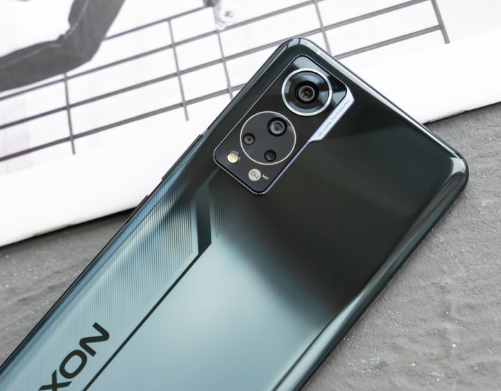  ZTE Axon 30