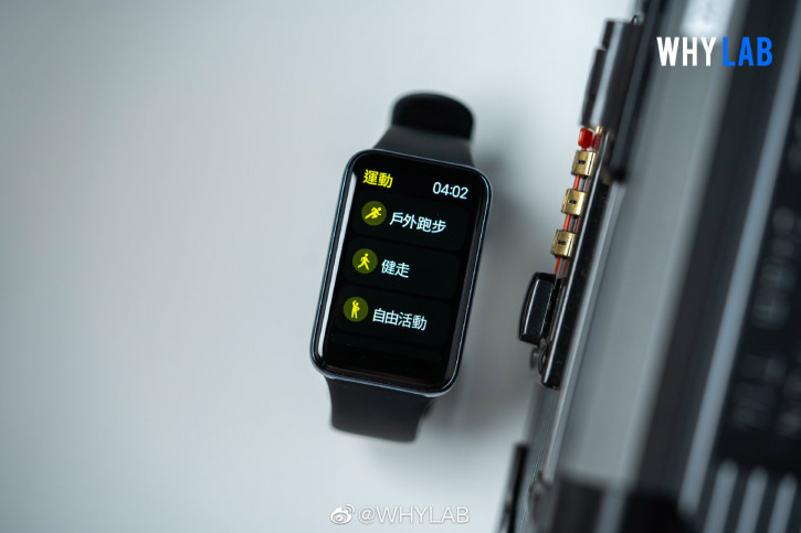 Xiaomi Mi Band 7 Pro позирует рядом с предшественниками на живых фото