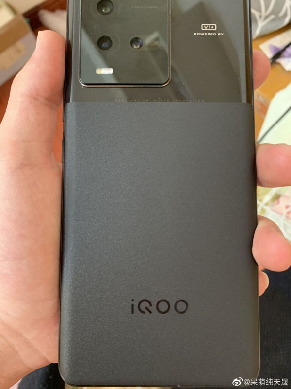 Игроглянец: живые фото IQOO 10 Pro в черном цвете