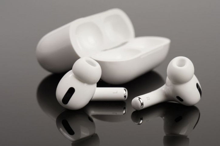  !  iPhone     AirPods Pro 2