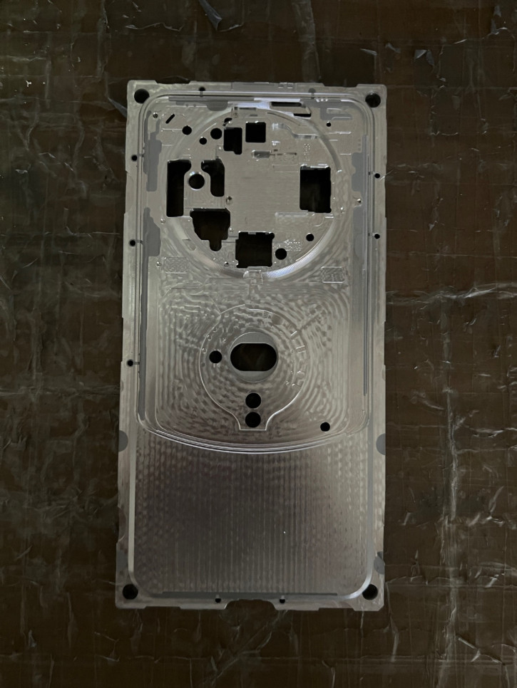 Шпионское фото пресс-формы Huawei Mate 60 и концепты на её основе