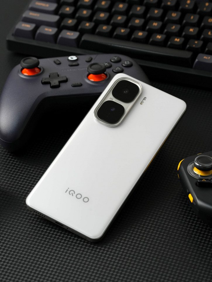 Первые секреты iQOO Neo 11: большой апгрейд и отказ от пластика