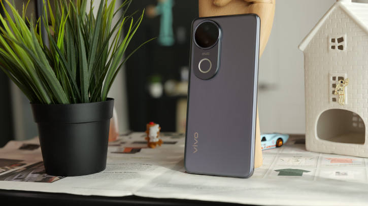  Vivo V50:  
