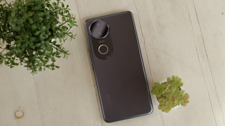  Vivo V50:  