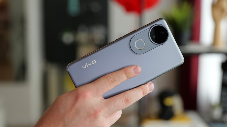  Vivo V50:  