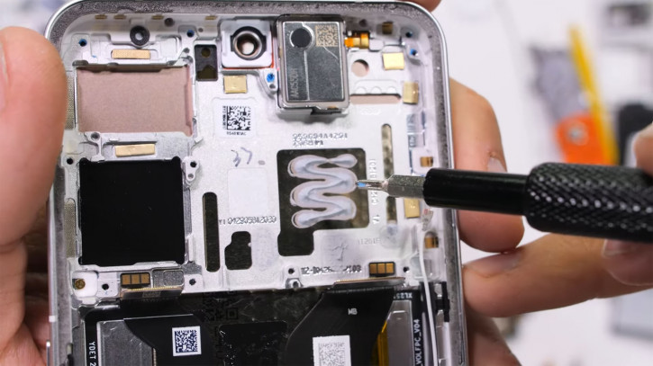 Nothing Phone (3) испытали на прочность и разобрали, выявив брак