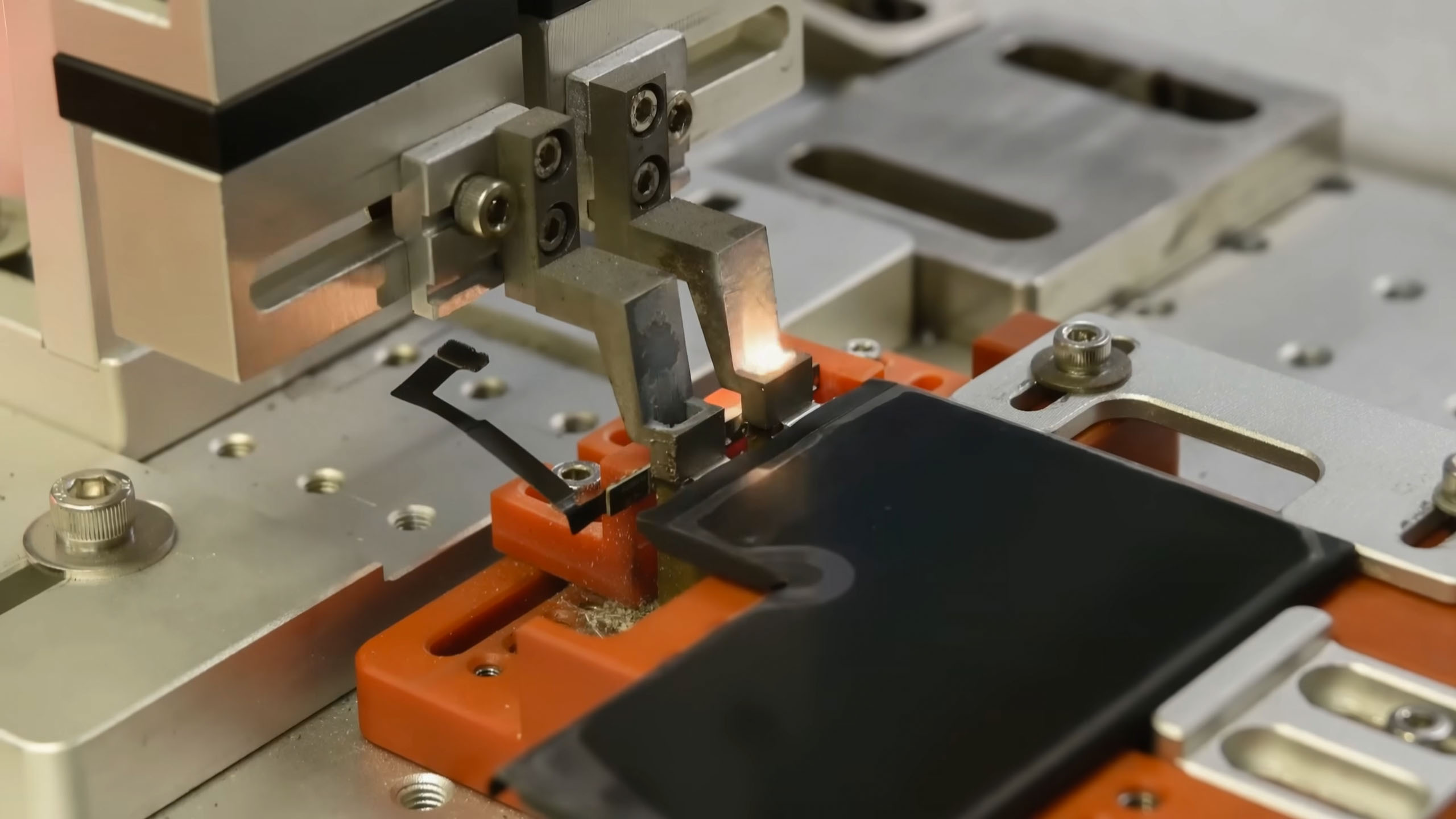 Как создаются аккумуляторы для iPhone? Видеорепортаж iFixit