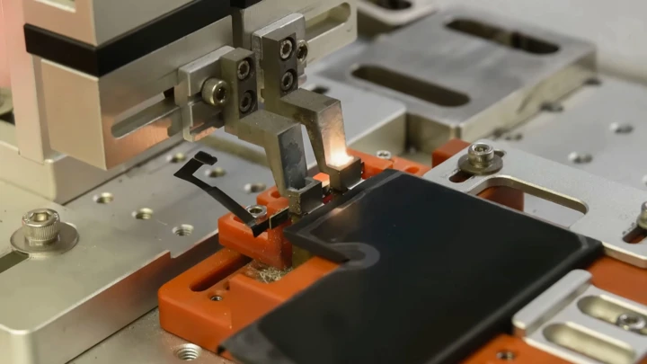 Как создаются аккумуляторы для iPhone? Видеорепортаж iFixit