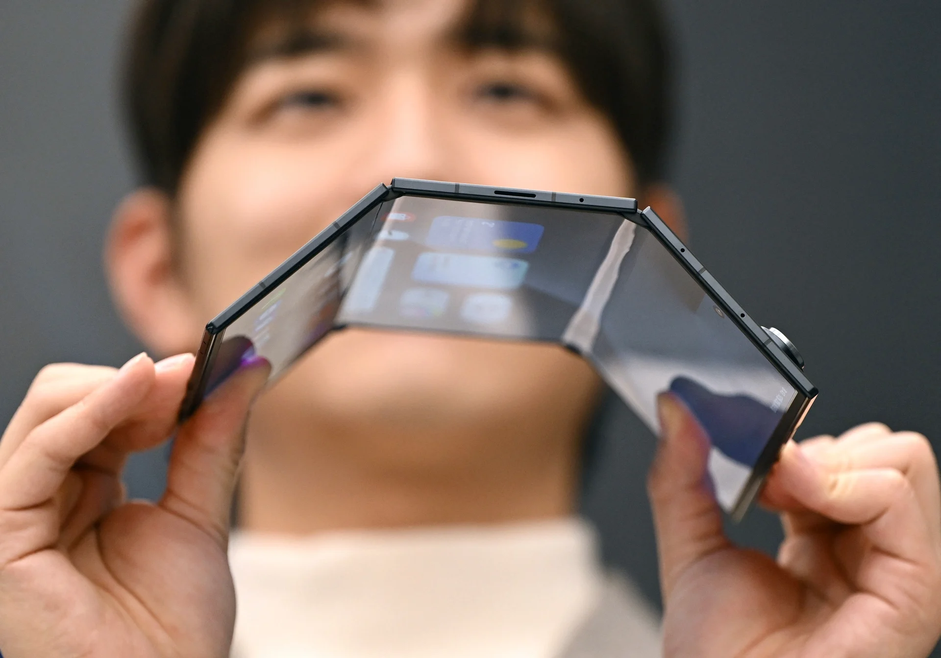 Samsung Galaxy Z TriFold 2 может выйти позже первенца с раздвижным экраном