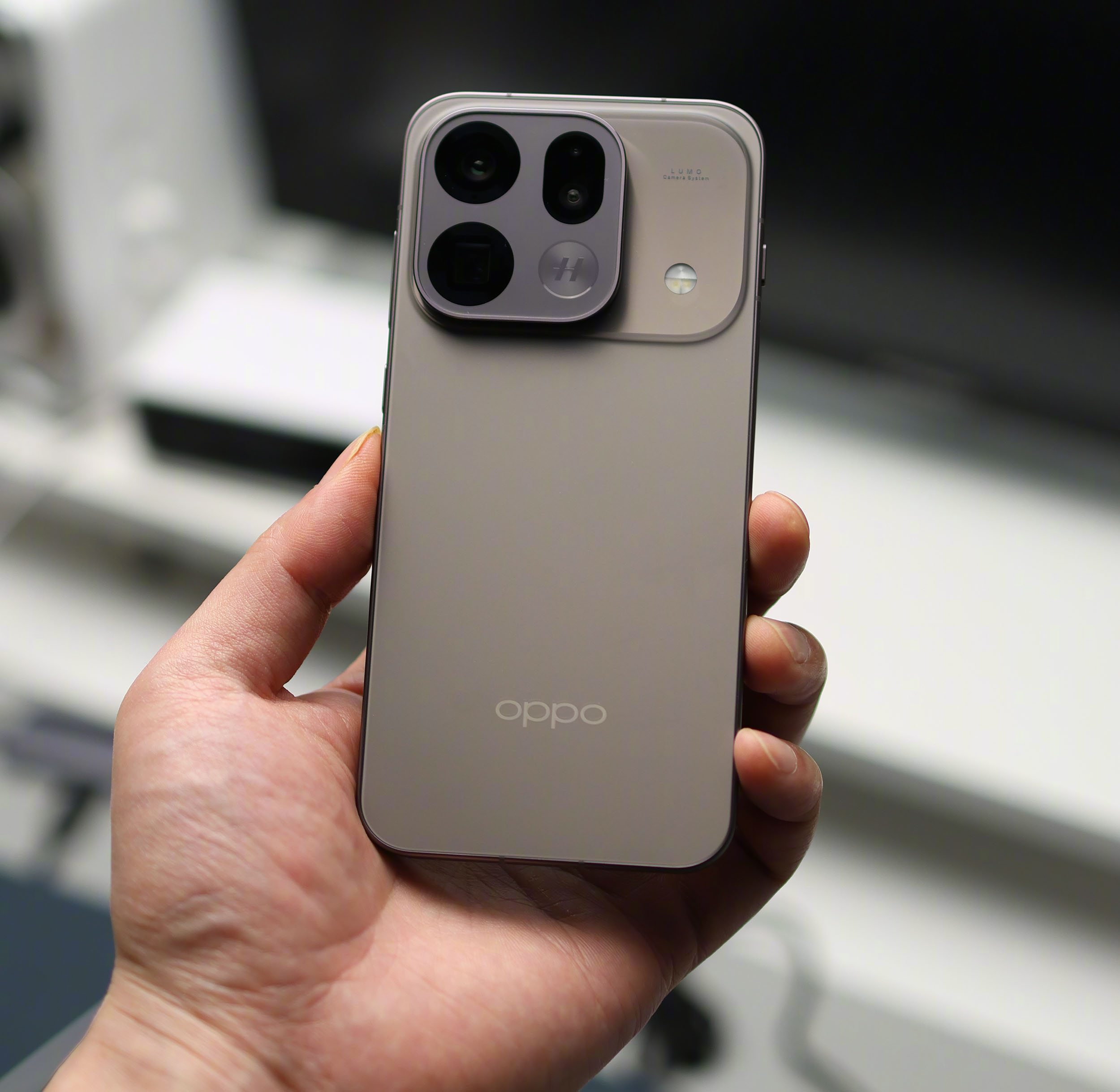 Компактный OPPO Find X9s Pro доступен со скидкой по промокоду
