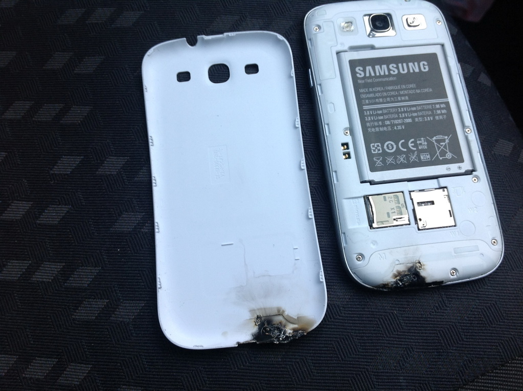 Samsung Galaxy s III аккумулятор. Самсунг который взрывается модель. Самсунг взорвался. Samsung сгорел