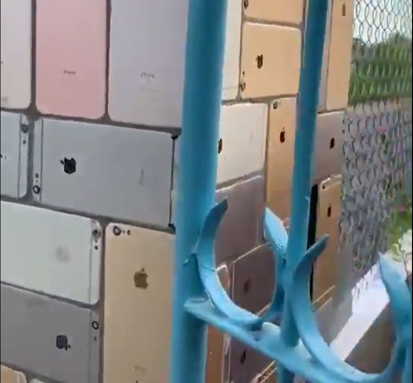 Красиво жить не запретишь! Забор из настоящих iPhone во Вьетнаме