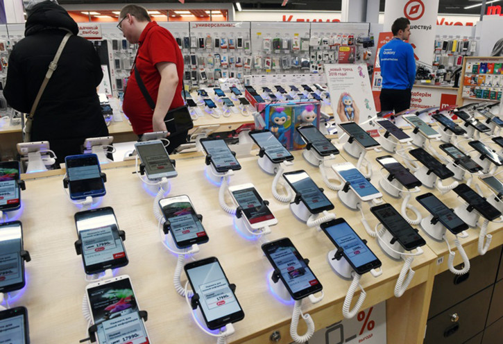 Открытие офлайн-магазинов увеличило продажи бюджетных смартфонов в РФ