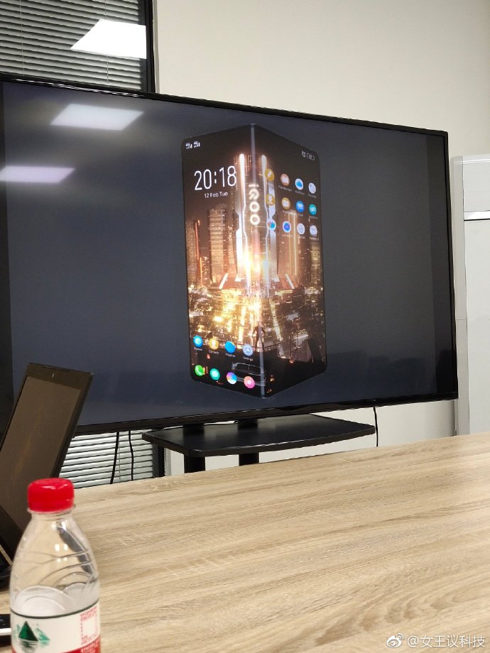 Vivo и iQOO готовят по три смартфона с гибкими экранами