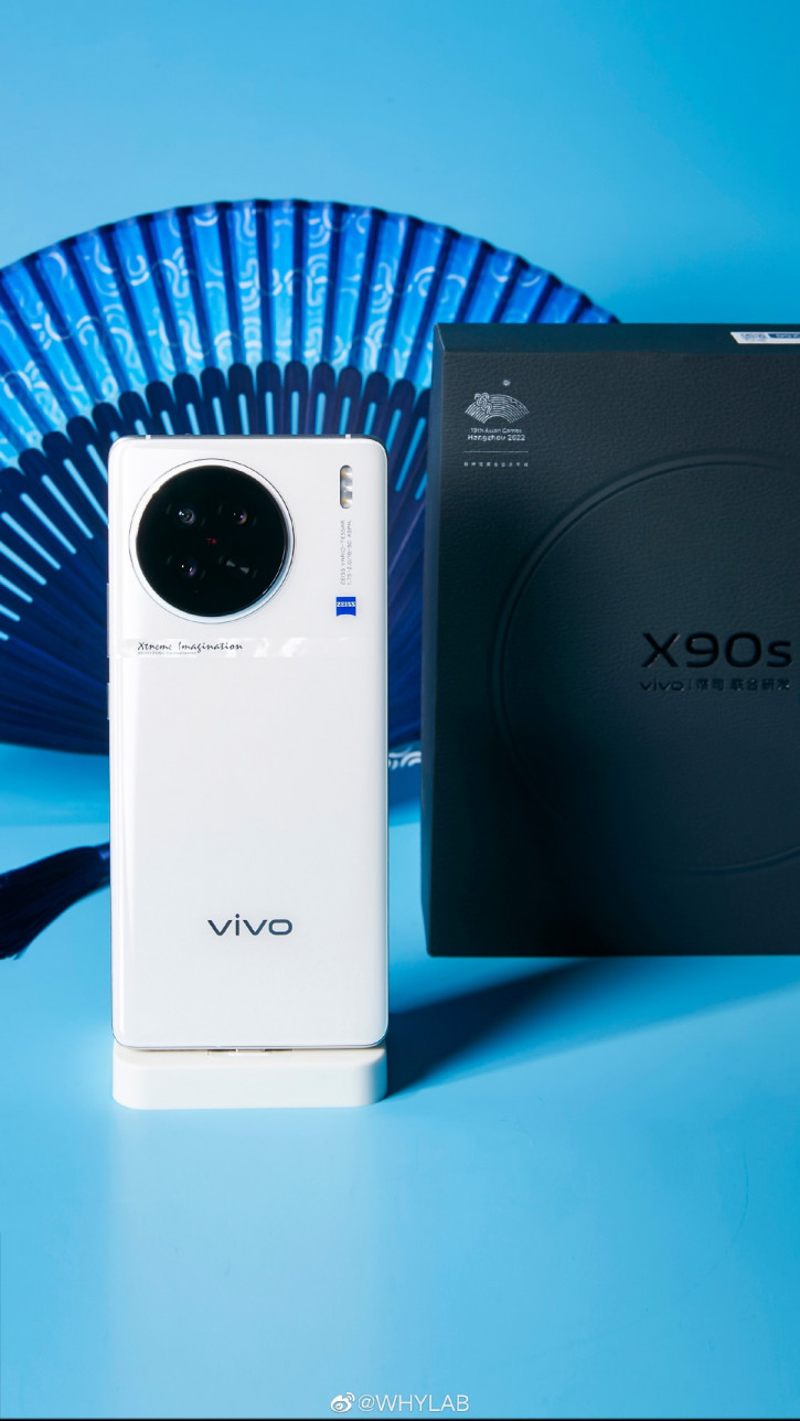 Vivo X90s с чудо-крышкой засветился на живом фото до анонса