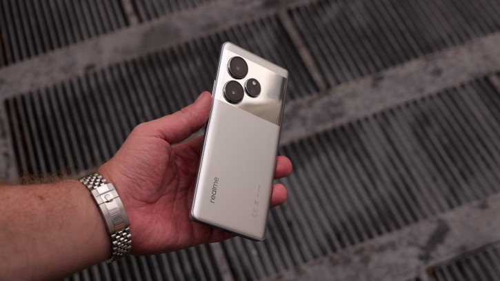 !      Realme GT6