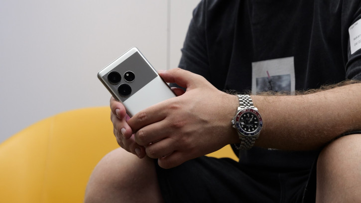   Realme GT6   