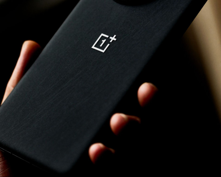 OnePlus 15 приписывают крышку с эффектом чёрной дыры