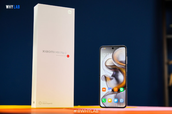Xiaomi Mix Flip 2 уже красуется на студийных фото во всех расцветках