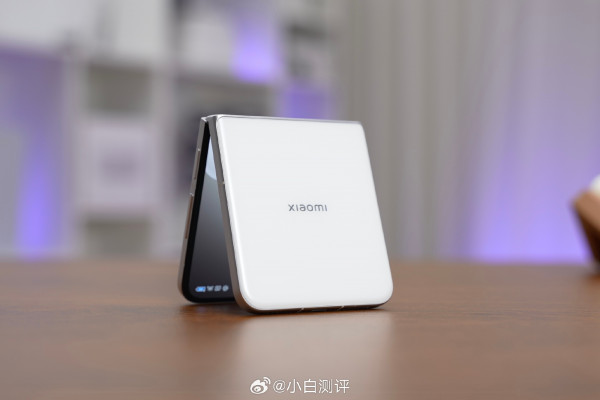 Xiaomi Mix Flip 2 уже красуется на студийных фото во всех расцветках