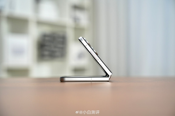 Xiaomi Mix Flip 2 уже красуется на студийных фото во всех расцветках
