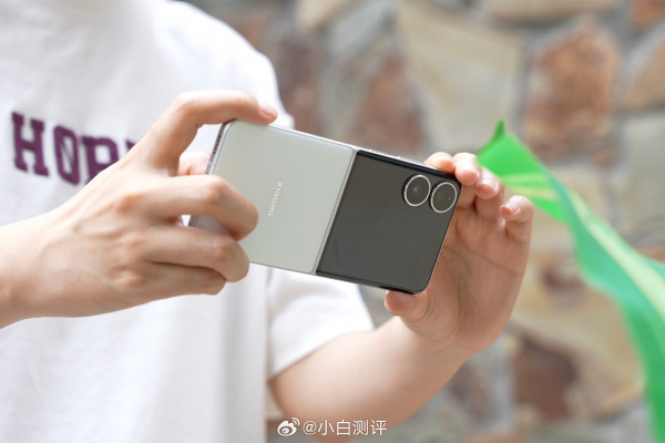 Xiaomi Mix Flip 2 уже красуется на студийных фото во всех расцветках