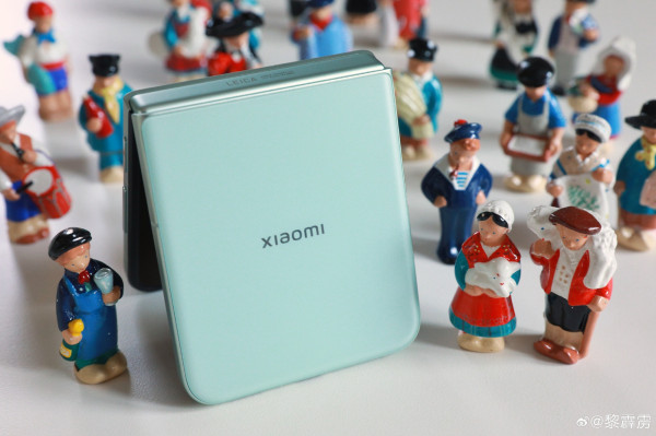 Xiaomi Mix Flip 2 уже красуется на студийных фото во всех расцветках