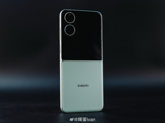 Xiaomi Mix Flip 2 уже красуется на студийных фото во всех расцветках