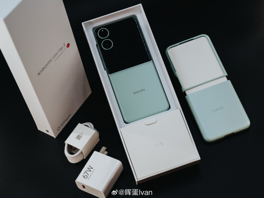 Xiaomi Mix Flip 2 уже красуется на студийных фото во всех расцветках